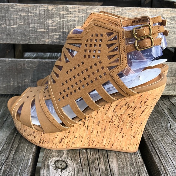 Tan Suede Laser Cut Wedge! NEW! - Picture 3 of 10